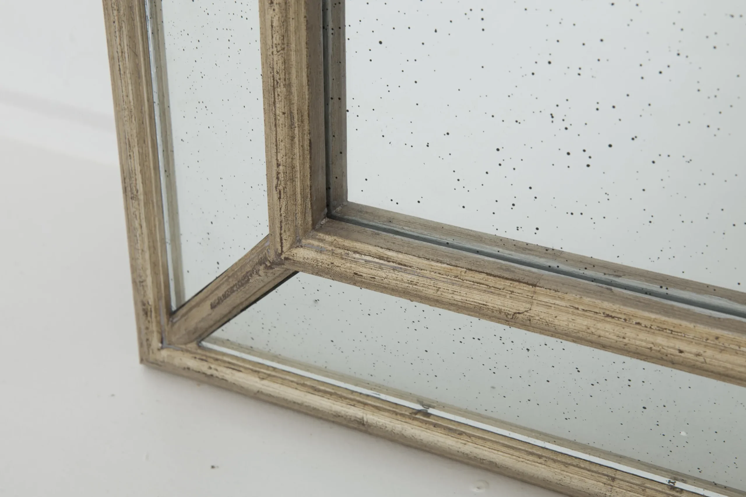 Hariuz, Mirror